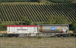 Der Wagen 33 85 4558 854-9 RIV CH-HUPAC Sgns im Zugverband mit Re 482 004.