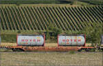 Der Wagen 33 85 4526 574-0 TEN CH-WASCO Sdgnss im Zugverband mit Re 482 004.