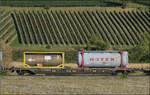 Der Wagen 33 85 4526 161-6 RIV CH-HUPAC Sdgnss im Zugverband mit Re 482 004.
