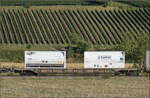 Der Wagen 33 85 4526 127-1 RIV CH-HUPAC Sdgnss im Zugverband mit Re 482 004.