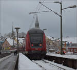 Erster Schnee des Winters.

Schwarzwaldbahn-Dosto hinter 146 238 auf der Rheinbrücke in Konstanz. November 2024.