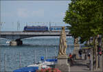 Neuerdings viele Extraz�ge sonntagnachmittags am Bodensee.

17:21, der erfahrungsgem�� zuverl�ssigste Verst�rkerzug der RE 4 mit 110 261 und dem SVG-Fahrradtransportwagen und ehemaligen Silberlingen verl�sst Konstanz auf dem Weg nach Stuttgart. Juni.