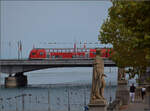 Eine vertragswidrig kurze Schwarzwaldbahn wird von 146 230 nordwärts über die Rheinbrücke geschoben. Konstanz, August 2026.