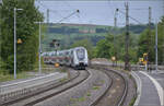 147 580 mit IC2 4877 in Welschingen. Juli 2025.