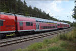 Verkehrsblassrosa gestrichener Erstklasswagen D-DB 50 80 36-81 038-2 DABpza im vertragswidrig kurzern Zug nach Karlsruhe, der von 146 229 �ber die Wasserscheide geschoben wird.