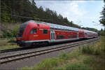 Steuerwagen D-DB 50 80 86-81 057-1 DBpzfa im vertragswidrig kurzern Zug nach Karlsruhe, der von 146 229 �ber die Wasserscheide geschoben wird. Hattingen, August 2026.