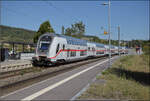 IC2 4914 wird von 147 587 durch Welschingen geschoben.