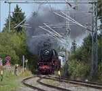 Dampf im Hochschwarzwald. 

23 042 trifft in Bärental ein. Der Heizer hat es wohl zu gut gemeint oder zu spät die Kohle aufgelegt. Für den Fotografen natürlich super. September 2025.
