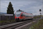 644 050 f�hrt rheinaufw�rts durch Warmbach beim dortigen Bahn�bergang.