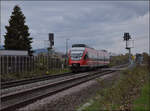 644 050 f�hrt rheinaufw�rts durch Warmbach beim dortigen Bahn�bergang.