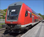 'Ade Dieselloch' 
Letzter Verkehrstag auf der Hochrheinbahn zwischen Erzingen und Basel vor der Elektrifizierung. 
25.04.2026.

So lautet es auf auf dem Steuerwagen vor 245 006 in Tiengen. April 2026.