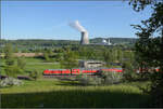 245 006 mit einer Dostogarnitur bei Dogern. April 2026.