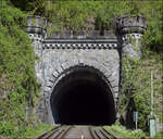 Das Tunnelportal mit Zyklopenmauerwerk zeigt den Sieg über den rekalzitranten Berg mit dem harten Gneis. Der Rappensteintunnel hatte einst 4 Jahre Bauzeit und 10.000 % Baukostenüberschreitung und wirft hoffentlich keinen langen Schatten auf die Baustelle mit der Erweiterung des Profils, damit die Oberleitung reinpasst. Laufenburg 2026.