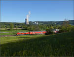245 007 mit ihrem Dostopark bei Dogern. April 2026.