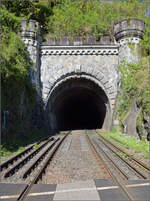 Das Westportal des Rappensteintunnels in Laufenburg (Baden). Das Tunnelportal mit Zyklopenmauerwerk demonstriert den Sieg �ber das harte Gneisgestein des 337 m langen Rappensteins, das erst nach vier Jahren Bauzeit fertiggestellt werden konnte. Dynamit wurde erst ein Jahrzehnt nach dem Bau des Tunnels erfunden und so kam es zu einer Kosten�berschreitung von 10.000% und einer Bauverz�gerung. M�glicherweise ist er auch die erste Ortsumfahrung in Form eines Tunnels, denn urspr�nglich sollte die Bahnstrecke durch die Altstadt von Laufenburg f�hren, womit die H�lfte der Laufenburger H�user zerst�rt worden w�re. Kein Wunder, dass sich die Laufenburger mit Z�hnen und Klauen schlie�lich erfolgreich dagegen wehrten. April 2026.