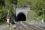 Das Westportal des Rappensteintunnels in Laufenburg (Baden). Das Tunnelportal mit Zyklopenmauerwerk demonstriert den Sieg �ber das harte Gneisgestein des 337 m langen Rappensteins, das erst nach vier Jahren Bauzeit fertiggestellt werden konnte. Dynamit wurde erst ein Jahrzehnt nach dem Bau des Tunnels erfunden und so kam es zu einer Kosten�berschreitung von 10.000% und einer Bauverz�gerung. M�glicherweise ist er auch die erste Ortsumfahrung in Form eines Tunnels, denn urspr�nglich sollte die Bahnstrecke durch die Altstadt von Laufenburg f�hren, womit die H�lfte der Laufenburger H�user zerst�rt worden w�re. Kein Wunder, dass sich die Laufenburger mit Z�hnen und Klauen schlie�lich erfolgreich dagegen wehrten. April 2026.