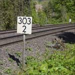 Relikte der Elektrifizierung von S�ckingen, eine Oberleitung wurde bereits 1913 gleichzeitig mit der Einf�hrung des deutschen Bahnstroms hier erstellt. Die ignoranten Bahnverwaltungen von Reichsbahn, Bundesbahn und Deutscher Bahn brauchten doch 113 Jahre, um einen Schritt zur�ck in die Zukunft zu wagen. Ab 2026 darf Bad S�ckingen endlich reelektrifiziert werden.