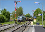 Unerwartet trifft  248 002 von Railsytems RP mit einem Holzzug aus Immendingen in Markdorf zur Kreuzung ein.