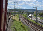 ET 65, der wiederbelebte Rote Heuler.

465 005 unterwegs auf der Panoramabahn, wo sich die G�ubahn zwangsweise schlank machen muss, um in die anderen Zuf�hrungsgleise einzuf�deln. Stuttgart, Juni 2026.