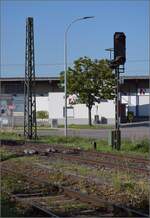 Deutsches Einfahrsignal des Schweizerbähnle mit Schweizer Signum/Integra-Sicherungstechnik am Gleis.