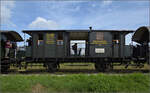 Kurzer Besuch beim Kanderli.

Der Fakultativwagen Cgi 15 wurde 1894 von Van der Zypen & Charlier gebaut und wurde als Grundausstattung an die Nebeneisenbahn Haltingen-Kandern geliefert. Der eigentliche Cgi 15 der Kandertalbahn ist allerdings verschollen und wurde daher vom Museumsverein mit einem baugleichen Wagen preuischen Staatsbahn ersetzt. Dieser trug die Nummer 'Breslau 8173'. Hammerstein, Mai 2024.