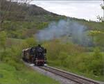 museum-12-737-weizen-fuetzen-zollhaus-blumberg-sauschwaenzlebahn-9/845943/saisonstart-bei-der-sauschwaenzlesbahn-50-2988 Saisonstart bei der Sauschwänzlesbahn. 

50 2988 am Südhang des Buchberges auf der unteren Ebene entlang der B 314. April 2024.