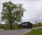 Saisonstart bei der Sauschwänzlesbahn. 

50 2988 kommt vom Haltepunkt Wutachblick zurück in die mittlere Ebene bei Fützen. April 2024.