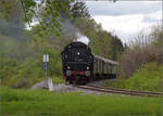 Saisonstart bei der Sauschwänzlesbahn. 

50 2988 kommt vom Haltepunkt Wutachblick zurück in die mittlere Ebene bei Fützen. April 2024.