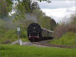 Saisonstart bei der Sauschwänzlesbahn. 

50 2988 kommt vom Haltepunkt Wutachblick zurück in die mittlere Ebene bei Fützen. April 2024.