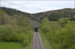 Saisonstart bei der Sauschwänzlesbahn. 

50 2988 unterquert die Waldshuter Strasse bei Epfenhofen. Im Hintergrund der Biesenbachviadukt. April 2024.