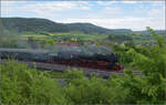 Abschiedfahrten von 52 7596.

Auf Bergfahrt in Fützen, Mai 2025.

Im Hintergrund zeigt sich von hier gut sichtbar der Randen. Wobei der schüchterne Gebirgszug sich von überall her nach Möglichkeit zu verstecken scheint. Lediglich vom Bodensee aus bekommt  man einen Eindruck von dem langen Bergrücken. Daher auch in Bildmitte die unscheinscheinbare höchste Erhebung namens Hoher Randen mit 930 m. In der Liste deutscher Mittelgebirge bräuchte er sich auch nicht verstecken.