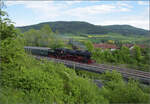 Abschiedfahrten von 52 7596.

Auf Bergfahrt in Fützen, im Hintergrund zeigt sich von hier gut sichtbar der Randen. Mai 2025.