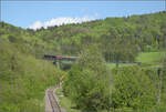 50 2988 mit Umbauwagen auf dem Weg nach Blumberg beim Biesenbachviadukt.