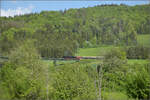 50 2988 mit Umbauwagen auf dem Weg nach Blumberg beim Biesenbachviadukt.