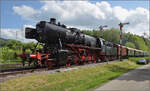 50 2988 kommt mit Umbauwagen auf dem Weg nach Blumberg gerade in Fützen an. Mai 2025.
