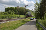 50 2988 kommt mit Umbauwagen auf dem Weg nach Blumberg gerade in Fützen an. Mai 2025.