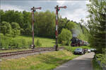 50 2988 kommt mit Umbauwagen auf dem Weg nach Blumberg gerade in Fützen an. Mai 2025.