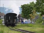 Seit 54 Jahren das erste durchgehende Personenzugpaar auf der Strecke Winterthur – Singen über Etzwilen.

FZ 203 der DVZO am Kreisverkehr mit Kreisverkehrswacht. Singen, Mai 2023.