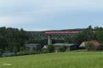 Franken-Sachsen-Express auf dem Viadukt in Unterthlau.