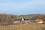 Ein Unbekannter Agilis RegioShuttel RS1 überquert das Unterthölauer Viadukt in Richtung Marktredwitz.