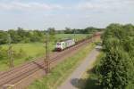 486 506-9 mit einem Wechselpritschenzug Gruber bei Nauheim in Richtung Mainz.