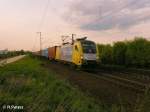 ES65 U2 065 zieht ein Containerzug bei Obertraublingen.