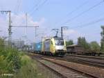 ES64 U2-071 zieht bei Regensburg Ost ein Containerzug.