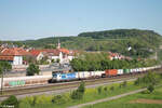 193 836-4 zieht mit einem Containerzug durch Retzbach-Zellingen. 11.05.24