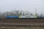 185 CL007 alias 185 507-1 Sir Rainer mit einem Stahlzug trifft auf 145 030-7 PRESS in Leipzig Schönefeld.