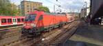 182 025-7 als RE1 nach Hamburg Hbf bei der Einfahrt in den Hamburger Hbf am 1.Mai 2022