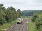 ER20 001 überführt ein Bauwagen kurz vor Waldershof.