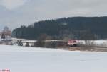 223 031 zieht bei Lengenfeld den Holzzug Schirnding - Deggendorf.