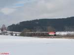 223 031 zieht bei Lengenfeld den Holzzug Schirnding - Deggendorf.