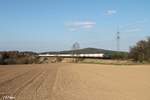 212 322 zieht ein leeren Kesselzug aus Cheb über das Rößlau Viadukt bei Seußen.